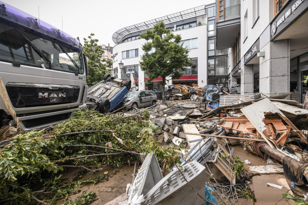 Zerstörte Autos und Möbel in einer Straße in Bad Neuenahr am 16. Juli 2021 nachdem ein Hochwasser die Stadt überschwemmt hat. (Foto: KNA)
