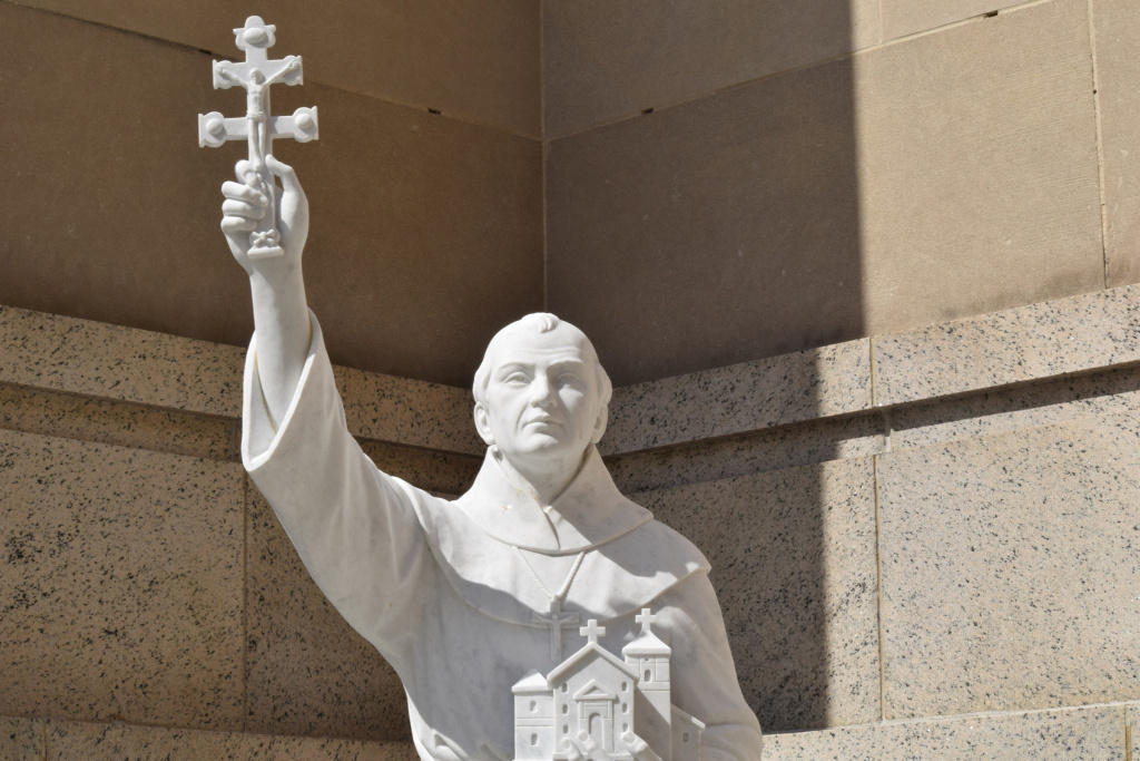 Statue des Missionars Junipero Serra an der Ostseite der Basilika "National Shrine of the Immaculate Conception" in Washington am 17. August 2019. (Foto: KNA)