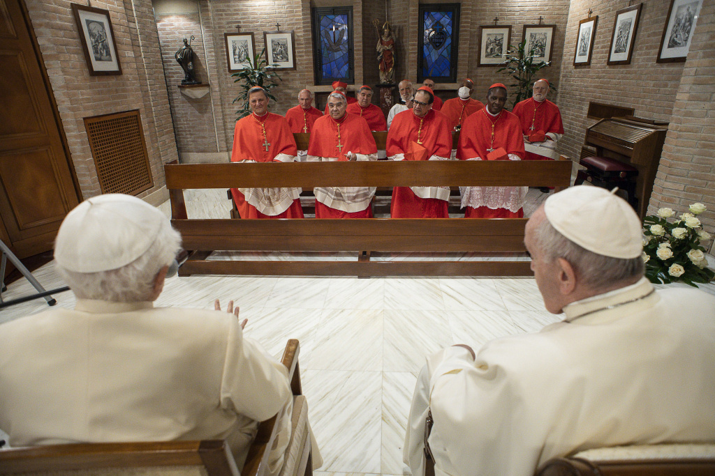 Die neu ernannten Kardinäle besuchen mit Papst Franziskus (r.) den emeritierten Papst Benedikt XVI. am 28. November 2020 im Vatikan-Kloster "Mater ecclesiae" im Vatikan. (Foto: KNA)