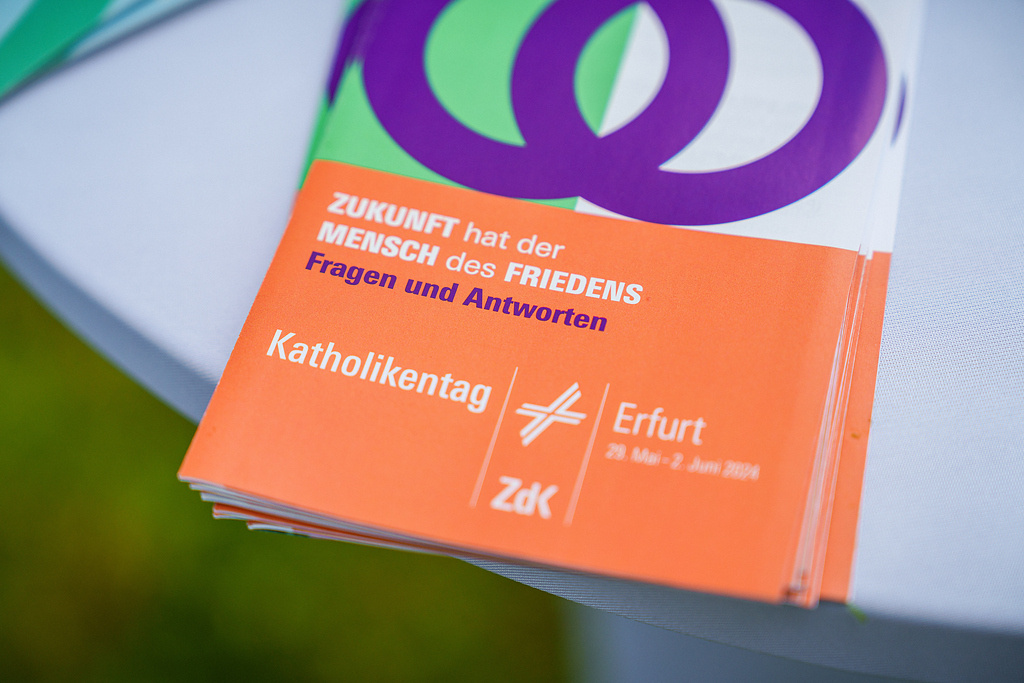 Infobroschüre mit Logo zum Leitwort des Katholikentags 2024 in Erfurt, "Zukunft hat der Mensch des Friedens". (Foto: KNA)