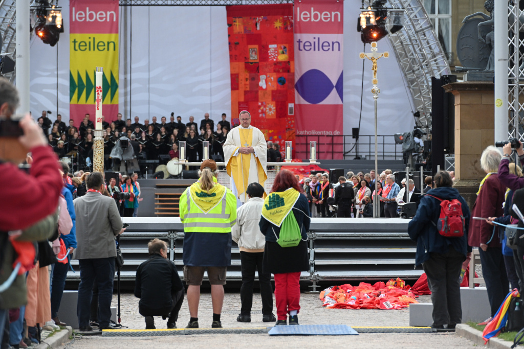 Bischof Georg Bätzing, Vorsitzender der Deutschen Bischofskonferenz (DBK), steht auf der Bühne vor Teilnehmern beim Schlussgottesdienst, auf dem 102. Deutschen Katholikentag am 29. Mai 2022 in Stuttgart. (Foto: KNA)