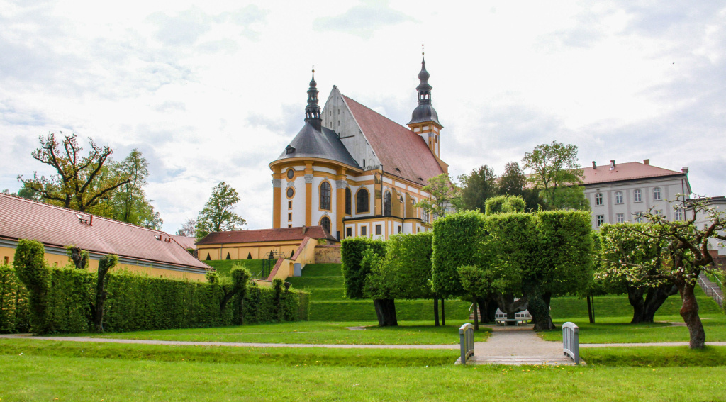 Blick durch den Klostergarten auf die katholische Stiftskirche Sankt Marien in Neuzelle. (Foto: KNA)