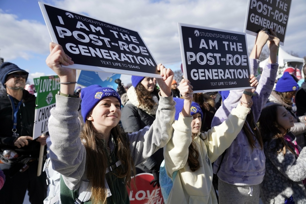 Pro-Life-Demonstrantinnen mit Plakaten mit der Aufschrift "I am the Post-Roe Generation" beim March for Life, dem Marsch für das Leben, am 20. Januar 2023 in Washington/USA. (Foto: KNA)