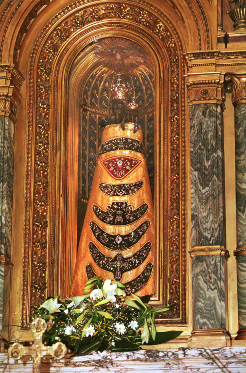 Die Statue Marias mit der traditionellen Dalmatika in der Nische des Altars des Heiligen Hauses (Santa Casa) von Loreto. (Foto: KNA)