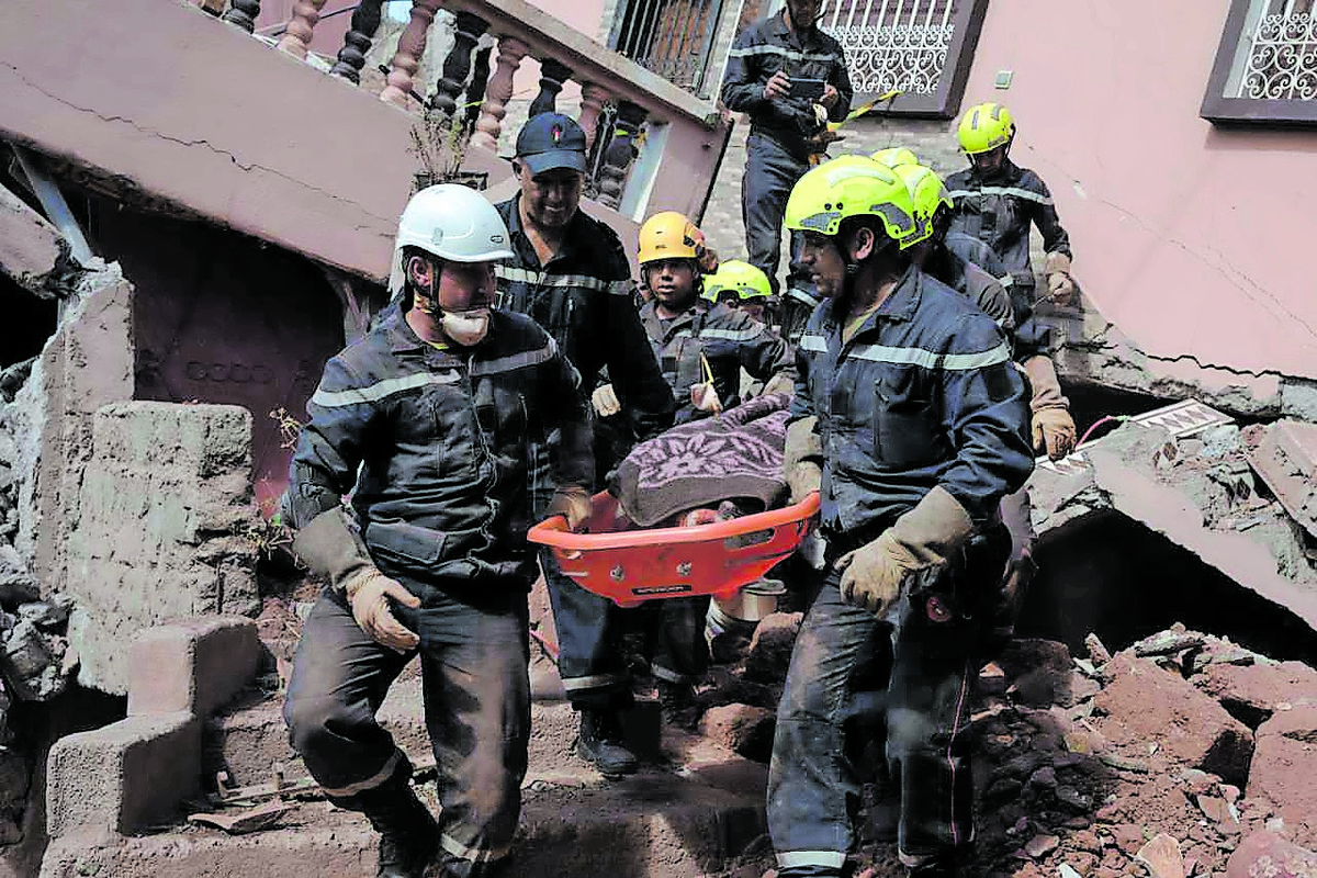 Ein Rettungsteam bei der Bergung von Toten und Verletzten nach dem Erdbeben. (Foto: Imago/Zuma Wire)