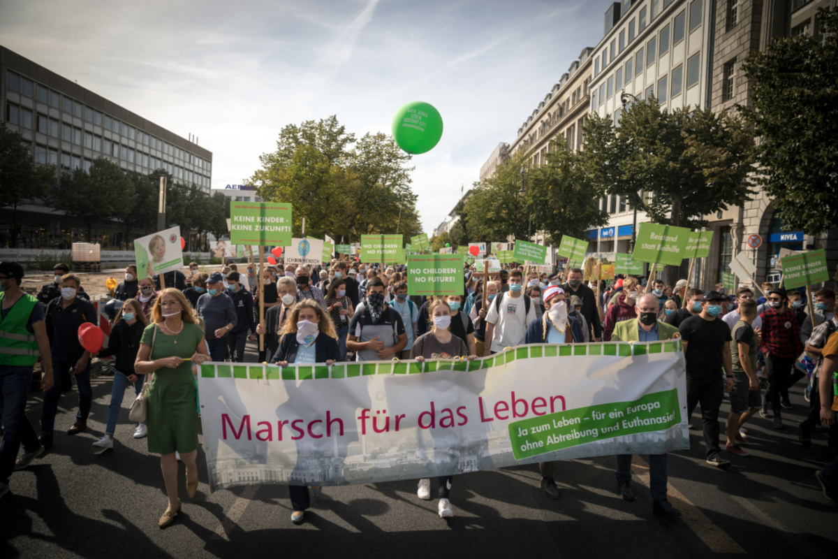 Demonstranten halten ein Banner, dahinter Luftballons und Plakate beim "Marsch für das Leben" gegen Abtreibung und aktive Sterbehilfe am 19. September 2020 in Berlin. (Foto: KNA)