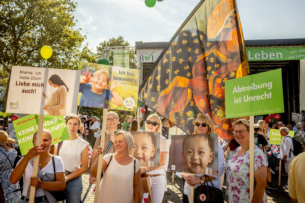 Demonstranten mit Schildern und Luftballons beim "Marsch für das Leben" am 16. September 2023 in Köln. (Foto: KNA)