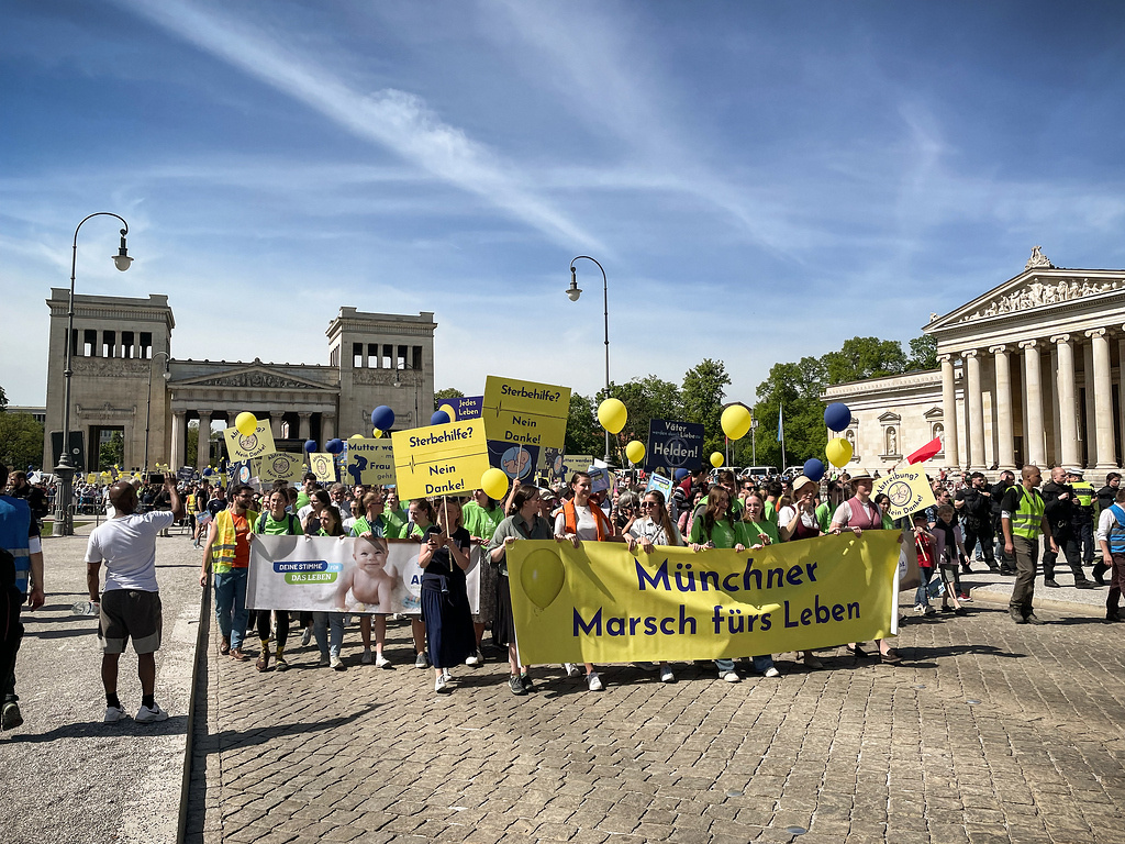 Demonstranten beim "Marsch für das Leben" am 13. April 2024 in München. (Foto: KNA)