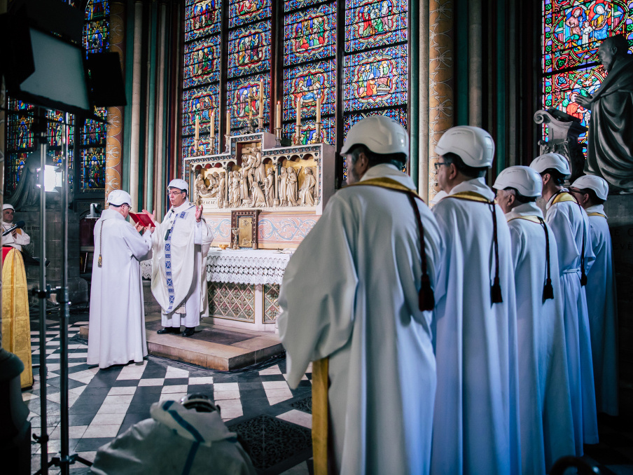Michel Aupetit (2.v.l.), Erzbischof von Paris, während einer Messe in der Kathedrale Notre-Dame in Paris am 15. Juni 2019. Während der ersten Messe nach dem Brand vor zwei Monaten mussten alle Teilnehmer aus Sicherheitsgründen Schutzhelme tragen. (Foto: KNA)