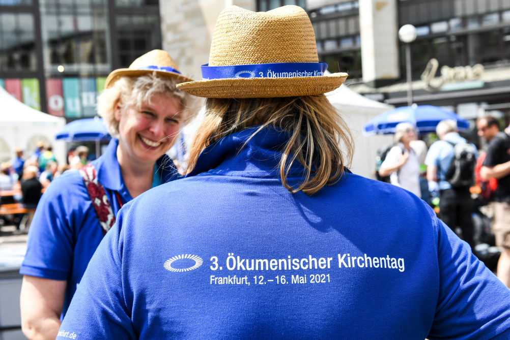 T-Shirt mit Werbung für den Ökumenischen Kirchentag in Frankfurt 2021, am 20. Juni 2019 auf dem Deutschen Evangelischen Kirchentag (DEKT) in Dortmund. (Foto: KNA)