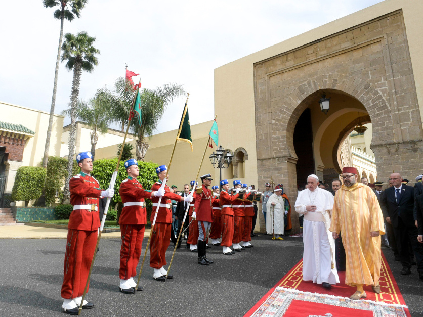 Papst Franziskus (l.) und Marokkos König Mohammed VI. vor dem Königspalast in Rabat (Marokko) am 30. März 2019. (Foto: KNA)