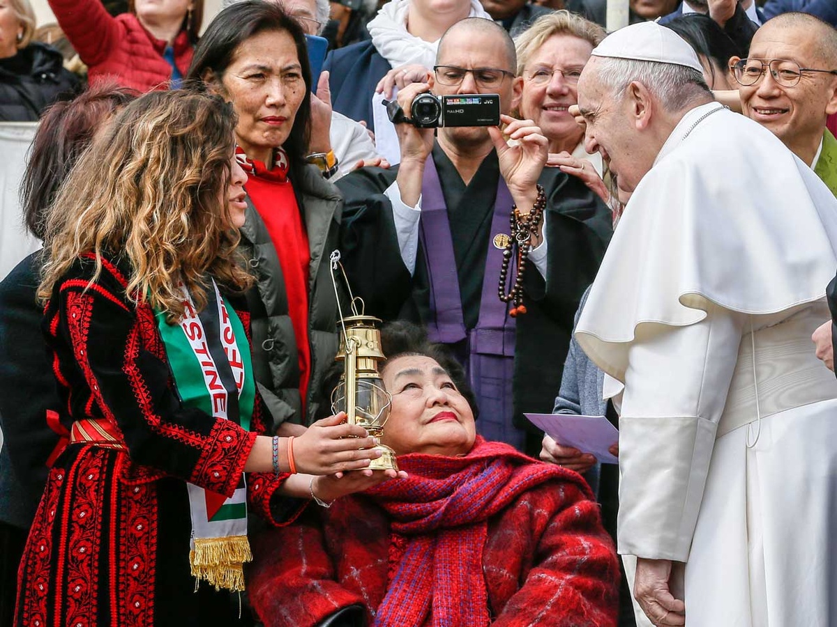 Papst Franziskus erhält die "Flamme des Friedens" aus Hiroshima.  (Foto: KNA)