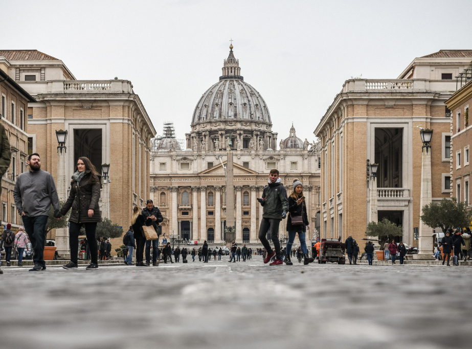 Blick über die Via della Conciliazione auf den Petersplatz und den Petersdom in Rom. (Foto: KNA)