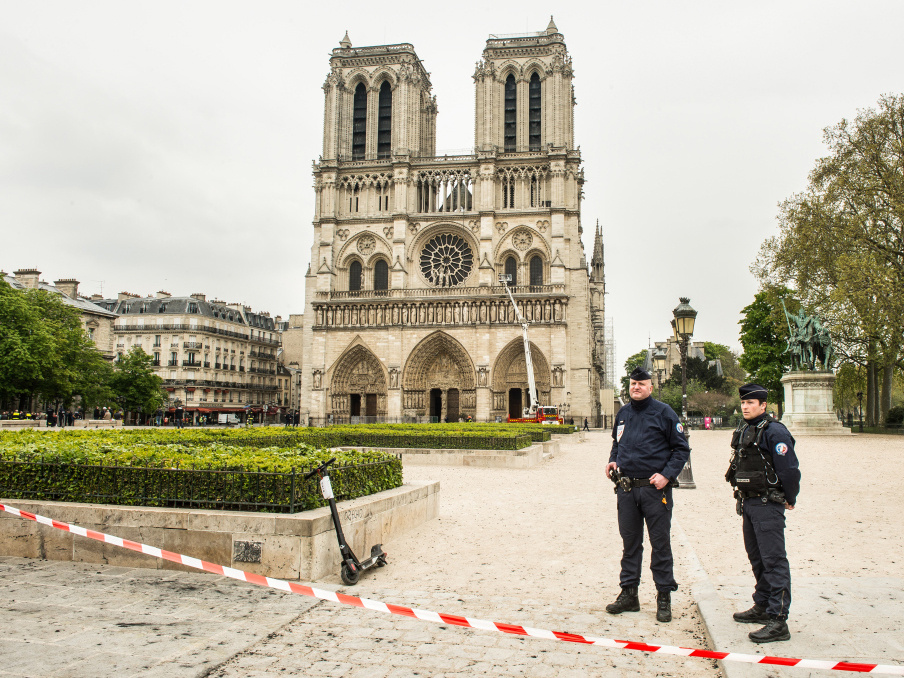 Polizisten hinter einem Absperrband vor der Kathedrale Notre-Dame am 16. April 2019 in Paris. (Foto: KNA)