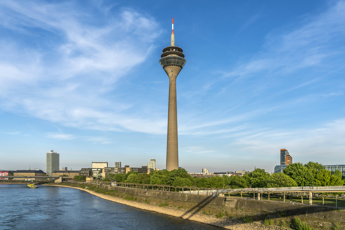 Der Rheinturm in Düsseldorf. (Foto: imago images/Peter Schickert)