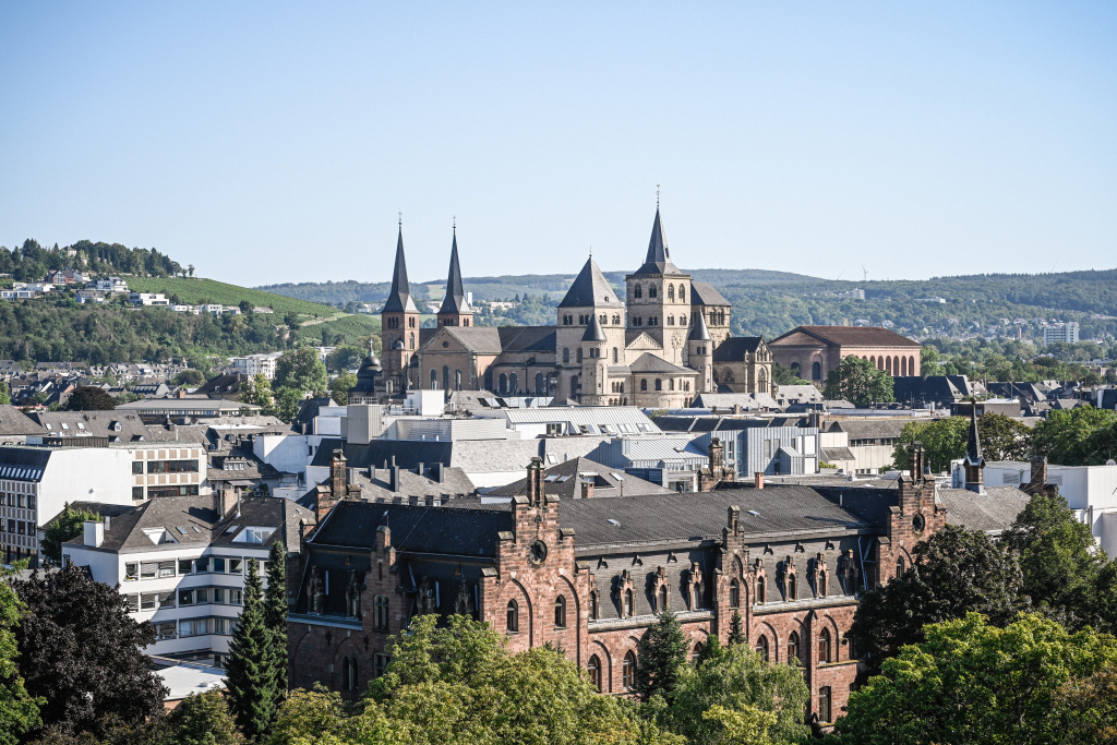 Der Dom Sankt Petrus (Mitte) und die Liebfrauenkirche in Trier. (Foto: KNA)