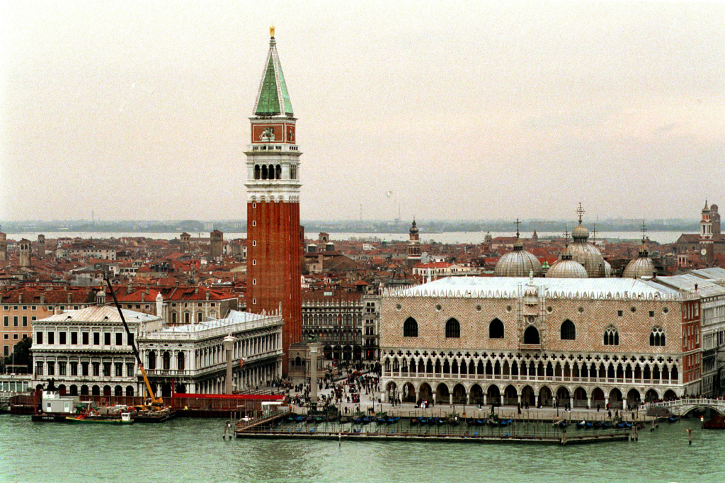 Die Lagunenstadt Venedig: Blick vom Turm der Kirche San Giorgio Maggiore auf den Markusplatz mit Campanile und Dogenpalast. (Foto: KNA)