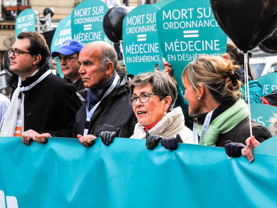 Vivianne Lambert (Mitte), Mutter des Komapatienten Vincent Lambert, an der Spitze des "Marche pour la vie", dem Marsch für das Leben, 2015 in Paris. (Foto: KNA)