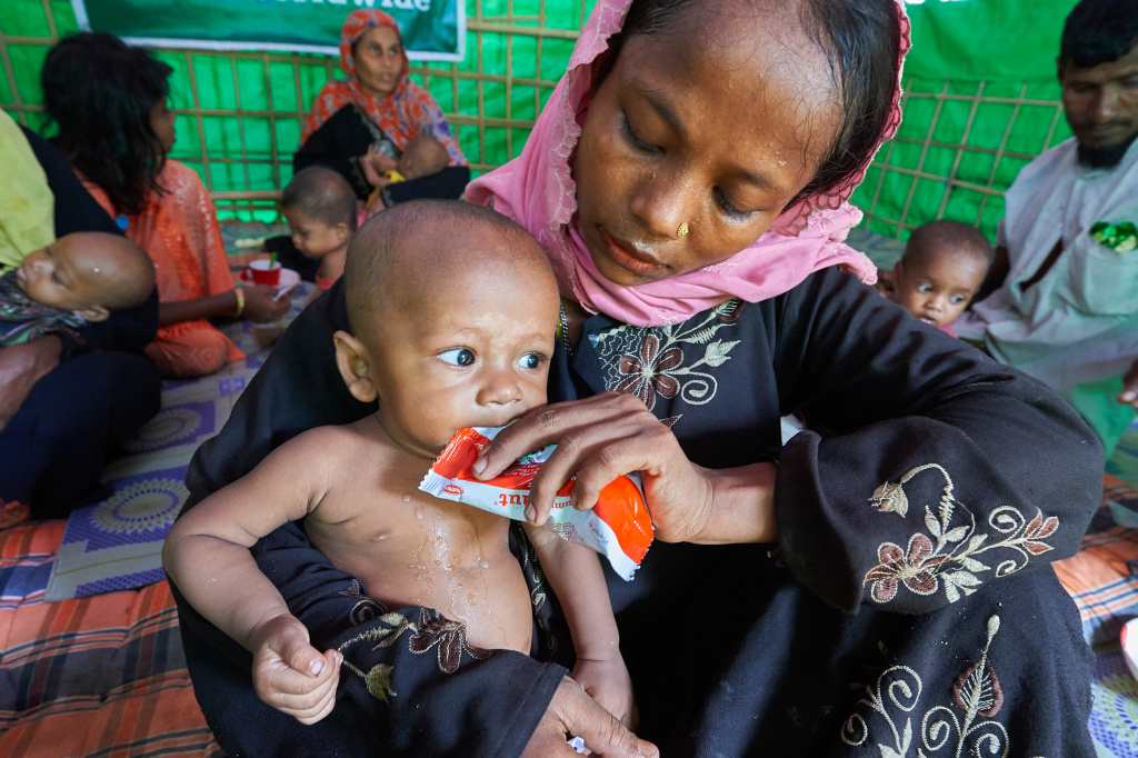 Eine Angehörige der Rohingya füttert ihr Kind in einer Klinik der Vereinten Nationen im Flüchtlingslager Balukhali nahe Cox's Bazar (Bangladesch).              Foto: KNA