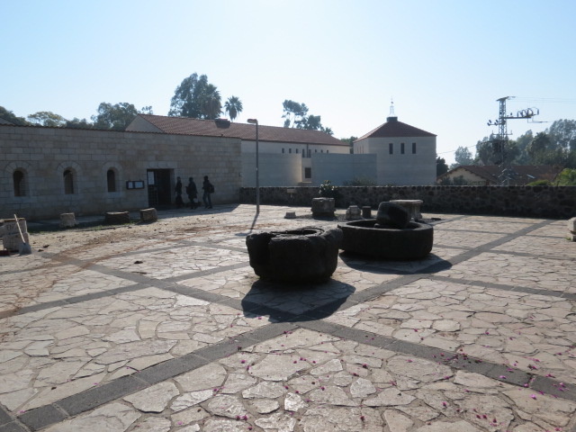 Die Brotvermehrungskirche in Tabgha (links) mit Vorplatz, rechts das neue Klostergebäude.