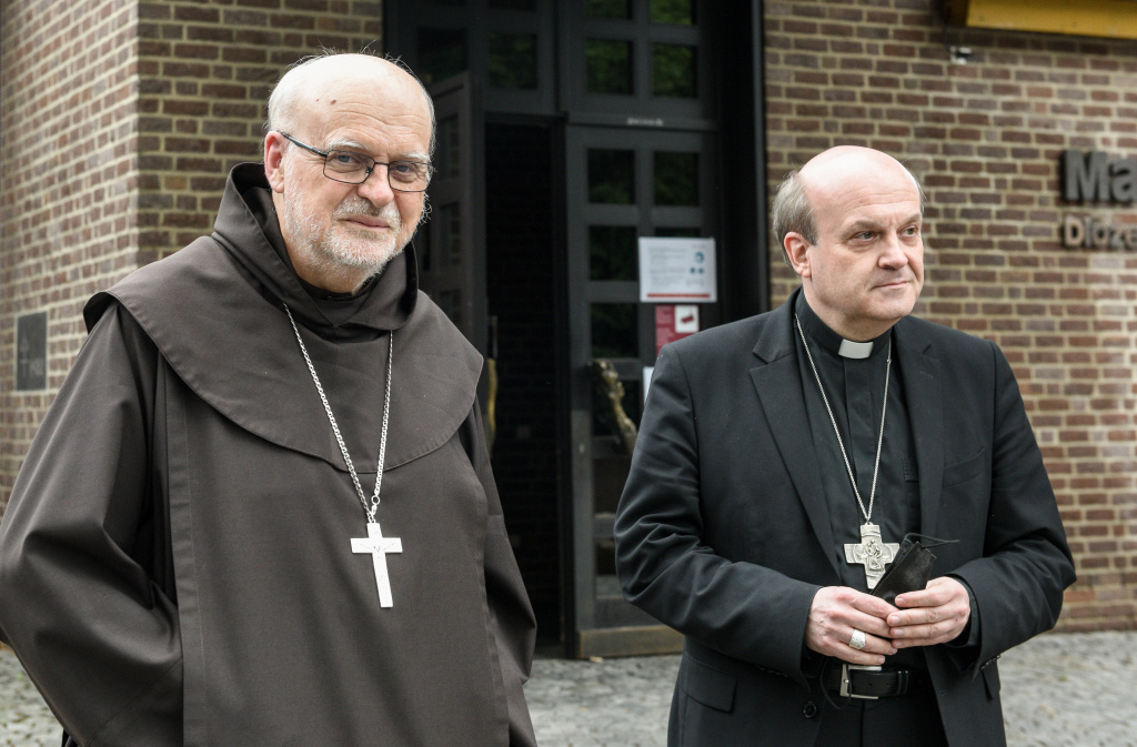 Kardinal Anders Arborelius (links), Bischof von Stockholm, und Hans van den Hende, Bischof von Rotterdam, am 7. Juni 2021 bei ihrer Ankunft im Maternushaus in Köln anlässlich der Apostolischen Visitation des Erzbistums Köln. (Foto: KNA)