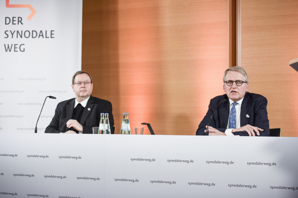 Bischof Georg Bätzing (links), Vorsitzender der Deutschen Bischofskonferenz (DBK), und Thomas Sternberg, Präsident des Zentralkomitees der deutschen Katholiken (ZdK), leiten die Online-Konferenz des Synodalen Wegs am 4. Februar 2021 im Foyer der DBK in Bonn. (Foto: KNA)