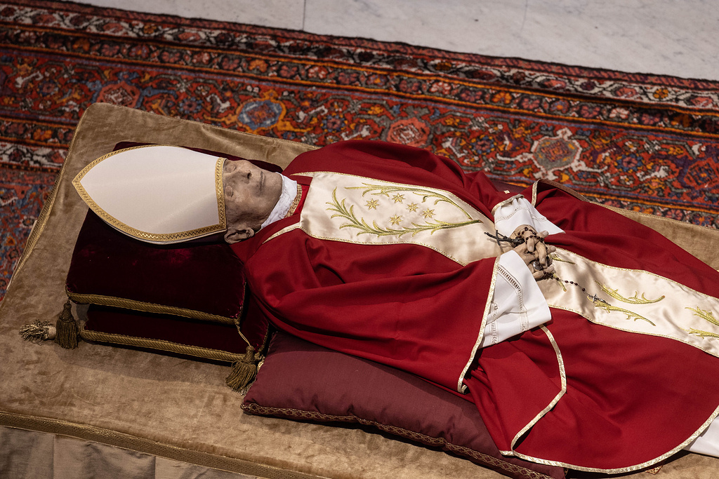 Aufgebahrter Leichnam von Papst Benedikt XVI. am 3. Januar 2023 im Petersdom im Vatikan. (Foto: KNA)