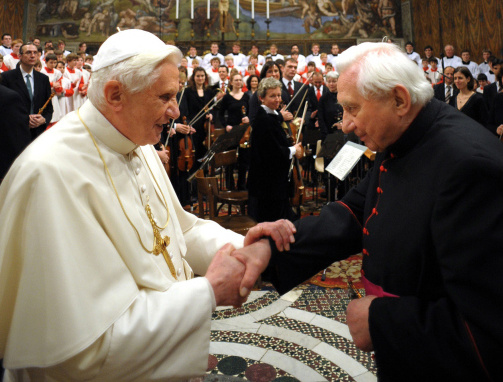 Papst Benedikt XVI. mit seinem Bruder Georg Ratzinger 2009 in Rom. (Foto: KNA)