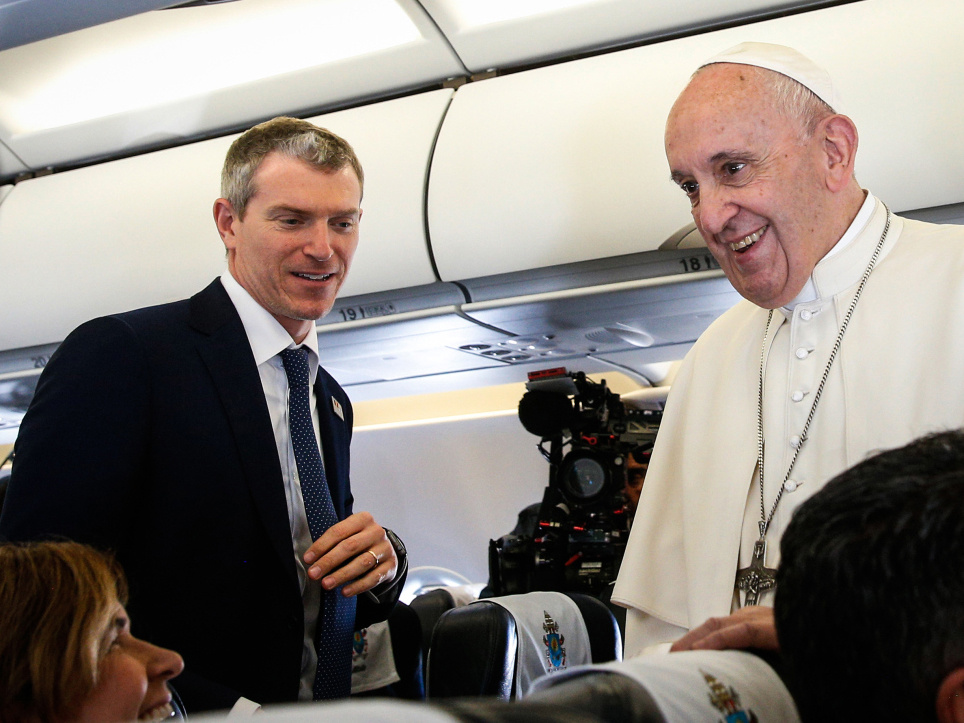 Matteo Bruni, im Bild mit Papst Franziskus auf dem Flug von Rom nach Sofia am 5. Mai 2019, ist am 18. Juli 2019 zum Vatikansprecher ernannt worden. (Foto: KNA)