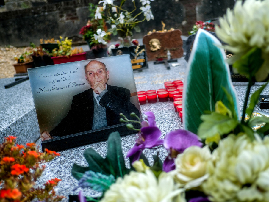 Das Grab des Priesters Jacques Hamel in Rouen. Der 85-Jährige war im Juli 2016 bei einem Gottesdienst in seiner Kirche von zwei Islamisten brutal getötet worden. (Foto: KNA)