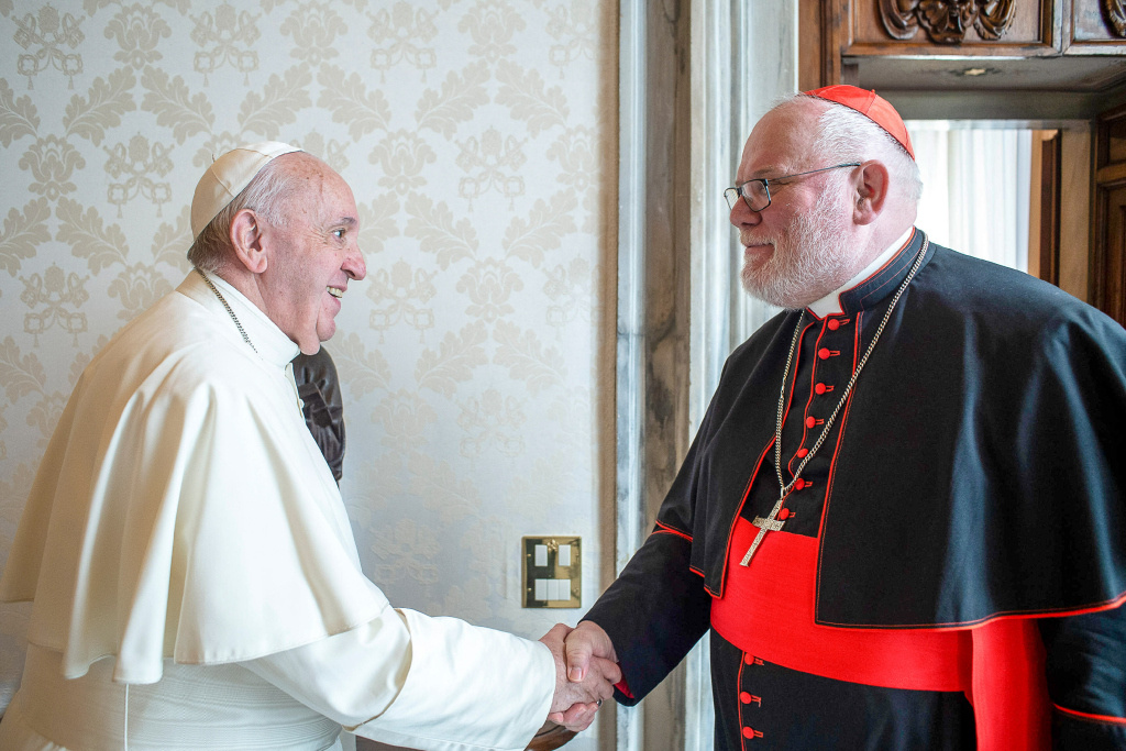 Papst Franziskus begrüßt Kardinal Reinhard Marx, Vorsitzender der Deutschen Bischofskonferenz (DBK), am 3. Februar 2020 im Vatikan. (Foto: KNA)