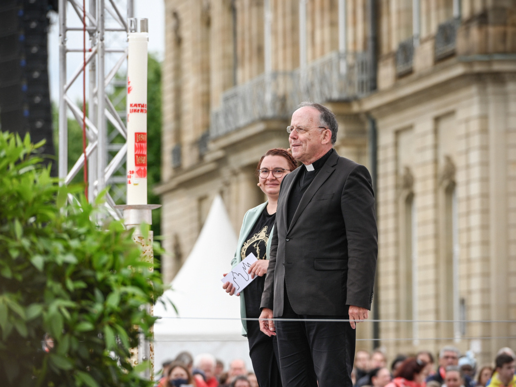 Der Erfurter Bischof Ulrich Neymeyr beim Abschied vom 102. Deutschen Katholikentag am 29. Mai 2022 in Stuttgart. 2024 findet der Katholikentag in Erfurt statt. (Foto: KNA)