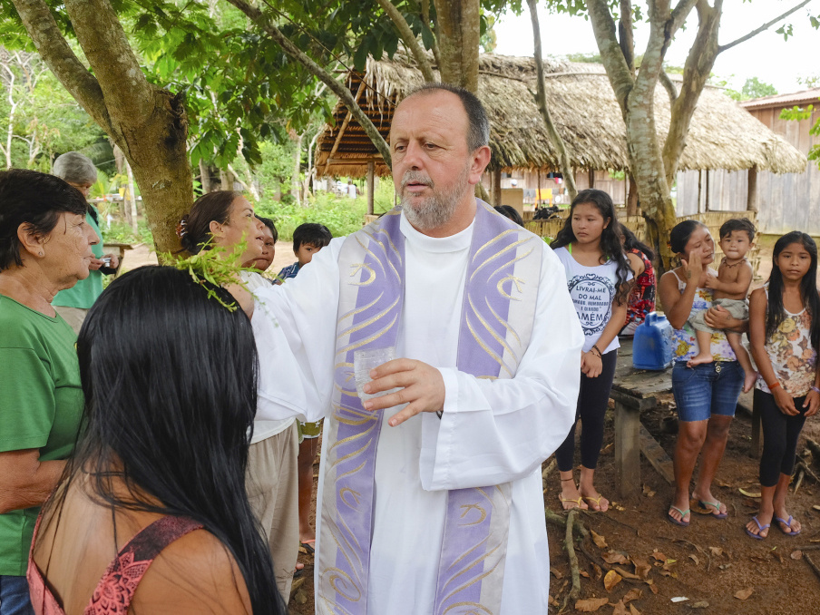 Roque Paloschi, Erzbischof von Porto Velho und Präsident des Indigenen-Missionsrats der Brasilianischen Bischofskonferenz (CIMI), besucht das Volk der Tenharin-Indigenen im südlichen Amazonas am 25. Februar 2016. (Foto: KNA)