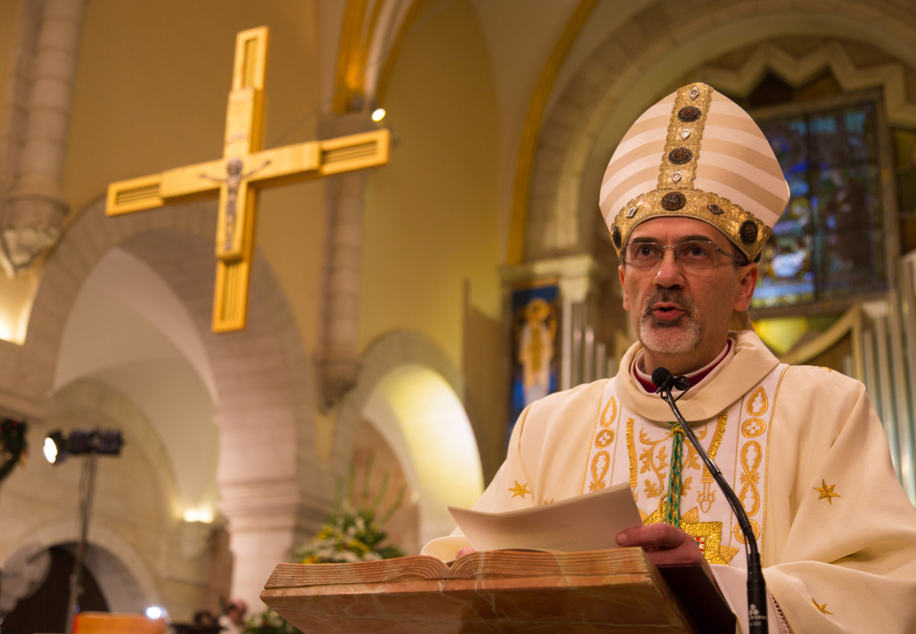 Erzbischof Pierbattista Pizzaballa, Lateinischer Patriarch von Jerusalem, in der Geburtskirche in Bethlehem. (Foto: KNA)