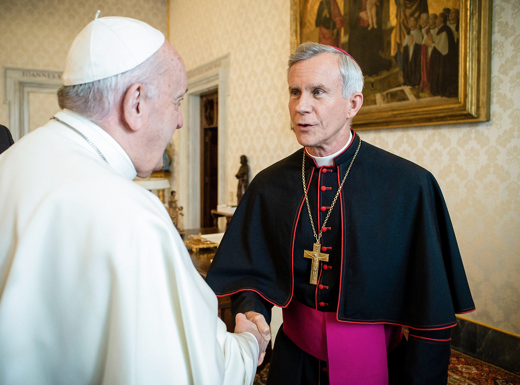 Papst Franziskus begrüßt Joseph E. Strickland, Bischof von Tyler, am 21. Januar 2020 im Vatikan. (Foto: KNA)