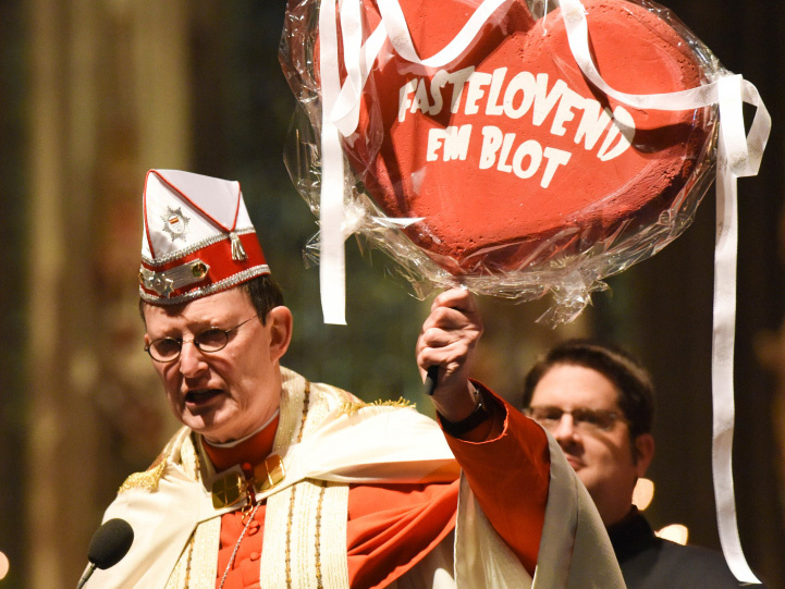 Kardinal Rainer Maria Woelki, Erzbischof von Köln, mit einem Herz mit der Aufschrift "Fastelovend em Blot", am 7. Januar 2016 während eines Gottesdienstes mit Karnevalisten im Kölner Dom. (Foto: KNA)