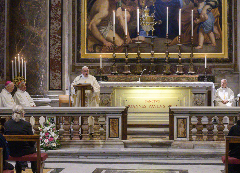 Papst Franziskus feiert den ersten öffentlichen Gottesdienst mit begrenzter Teilnehmerzahl am 18. Mai 2020, nach der Aufhebung des coronabedingten Gottesdienstverbots, am Grab des heiligen Johannes Paul II. im Petersdom im Vatikan. (Foto: KNA)