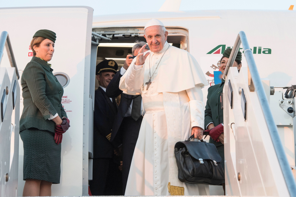 Papst Franziskus besteigt ein Flugzeug. (Symbolfoto: KNA)