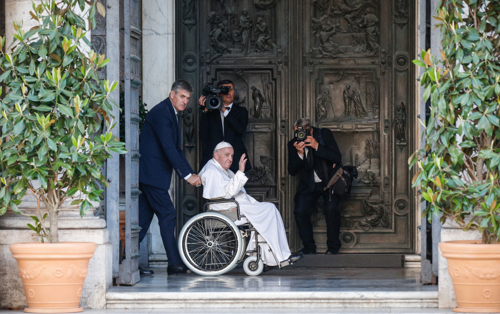 Papst Franziskus verlässt am 31. Mai 2022 im Rollstuhl die Kirche Santa Maria Maggiore in Rom, nach einem Friedensgebet um ein Ende der Kriege weltweit. (Foto: KNA)