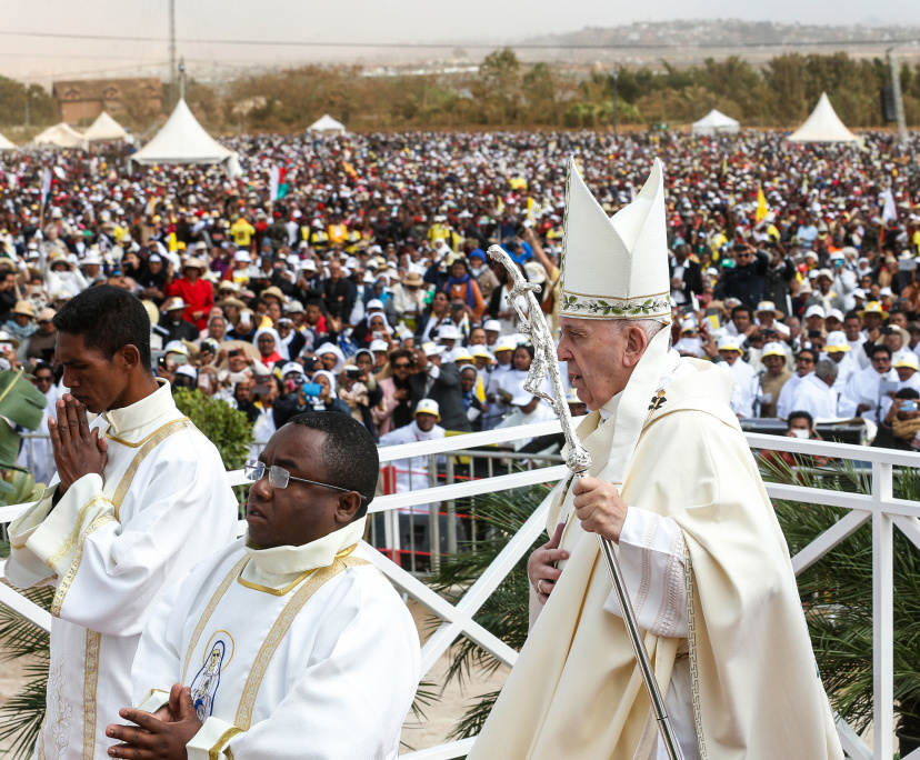 Papst Franziskus feiert die Messe auf dem Freigelände Soamandrakizay am 8. September 2019 in Antananarivo/Madagaskar. (Foto: KNA)