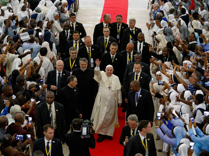 Papst Franziskus winkt während der Ankunft zu einer Begegnung mit kirchlichen Vertretern in der Kathedrale Nossa Senhora da Conceicao am 5. September 2019 in Maputo/Mosambik. (Foto: KNA)