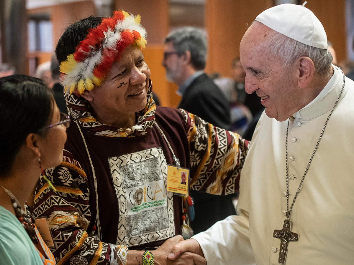 Papst Franziskus mit Indigenen aus dem Amazonasgebiet. (Foto: KNA)