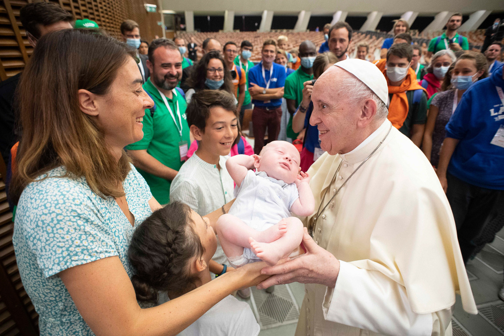 Papst Franziskus empfängt eine Delegation des internationalen Vereins "Lazarus" am 28. August 2021 im Vatikan. (Foto: KNA)