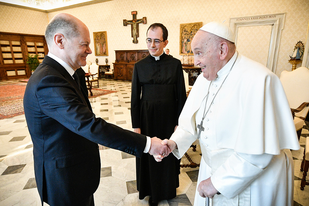 Papst Franziskus begrüßt Bundeskanzler Olaf Scholz am 2. März 2024 im Vatikan. (Foto: KNA)