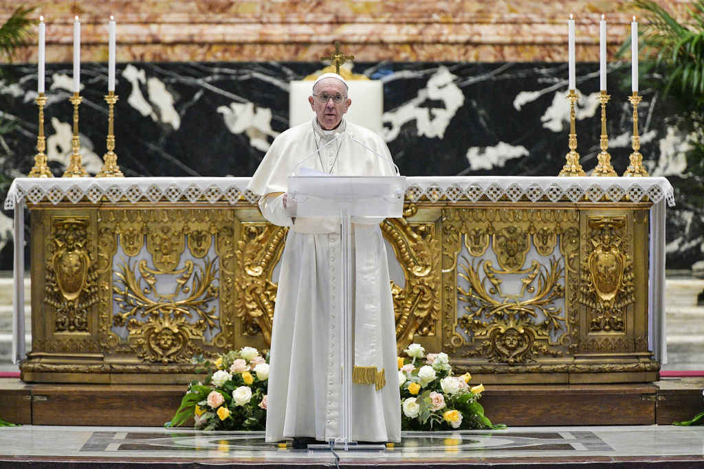 Papst Franziskus spendet den Segen "Urbi et orbi" am 4. April 2021 im Petersdom im Vatikan. (Foto: KNA)