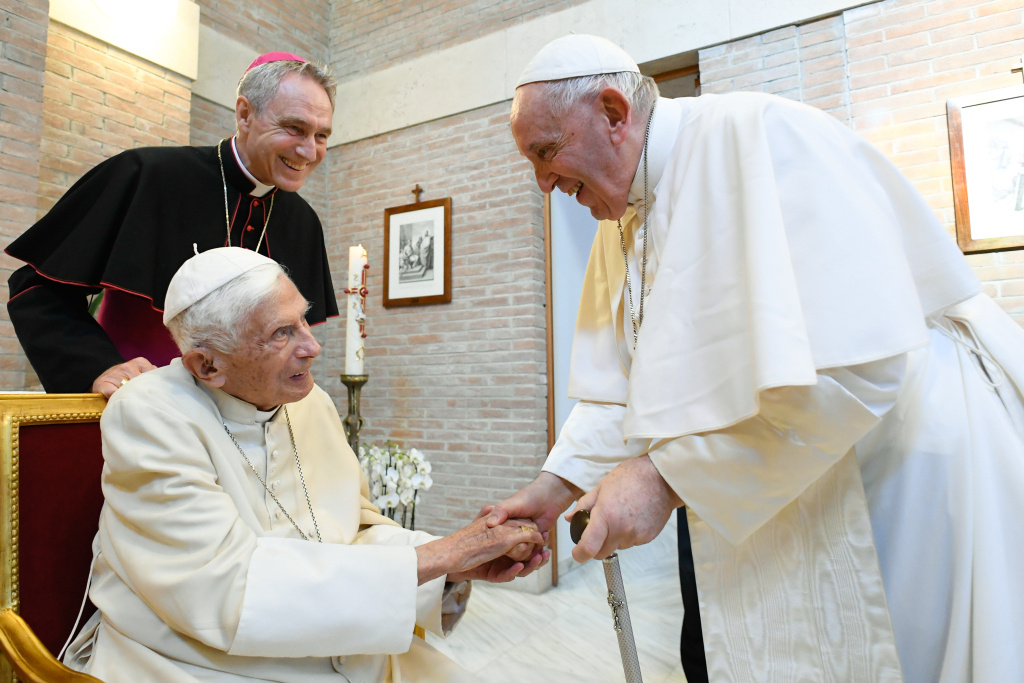 Der emeritierte Papst Benedikt XVI. begrüßt Papst Franziskus nach dem Konsistorium am 27. August 2022 im Vatikan. Hinten Erzbischof Georg Gänswein, Präfekt des Päpstlichen Hauses. (Foto: KNA)