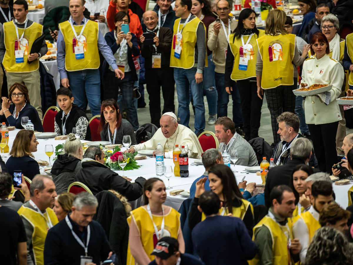 Mittagessen mit Papst Franziskus zum katholischen "Welttag der Armen" am 17. November 2019 in der vatikanischen Audienzhalle. (Foto: KNA)