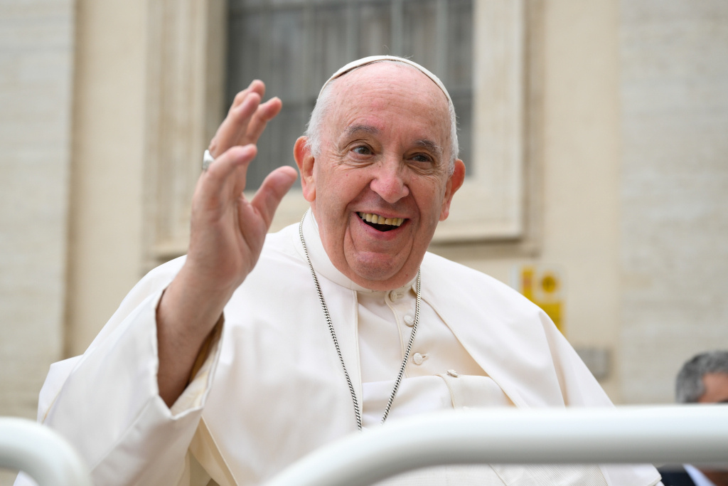 Papst Franziskus winkt aus dem Papamobil am 9. Oktober 2022 im Vatikan. (Foto: KNA)