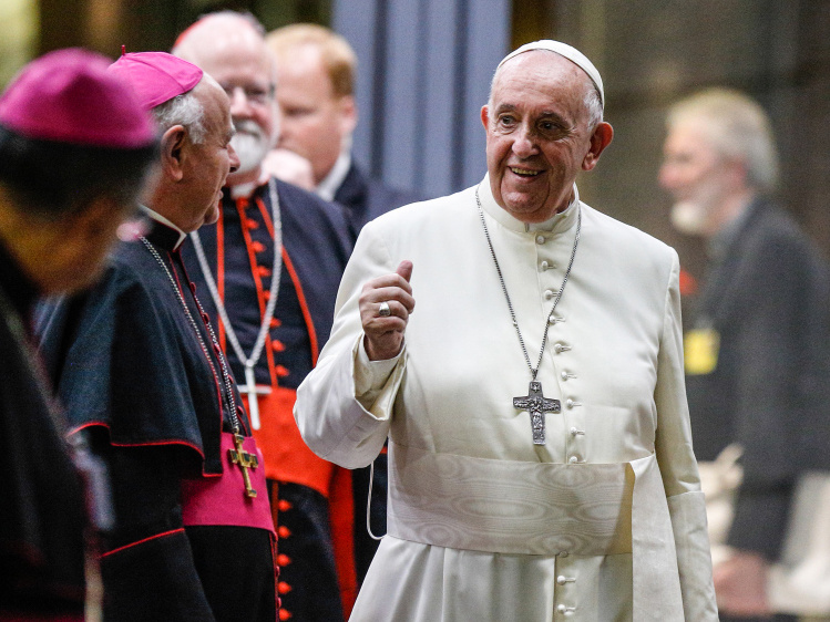 Papst Franziskus verlässt die Synodenaula zum Abschluss der Amazonas-Bischofssynode am 26. Oktober 2019 im Vatikan. (Foto: KNA)