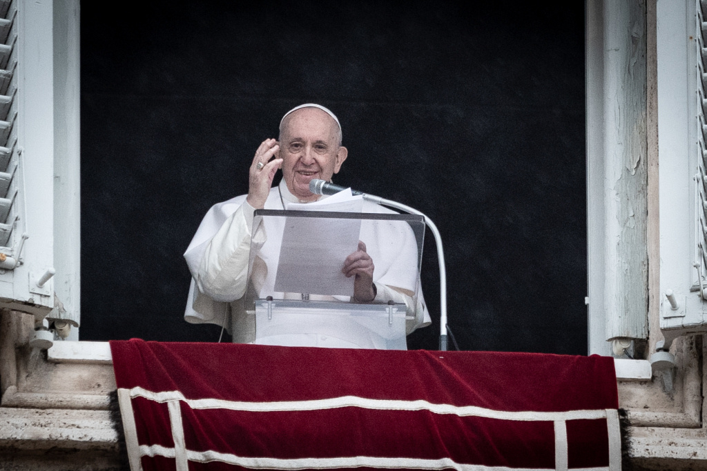 Papst Franziskus steht am Fenster des Apostolischen Palastes und spricht das Angelus-Gebet am 7. Februar 2021 im Vatikan. (Foto: KNA)